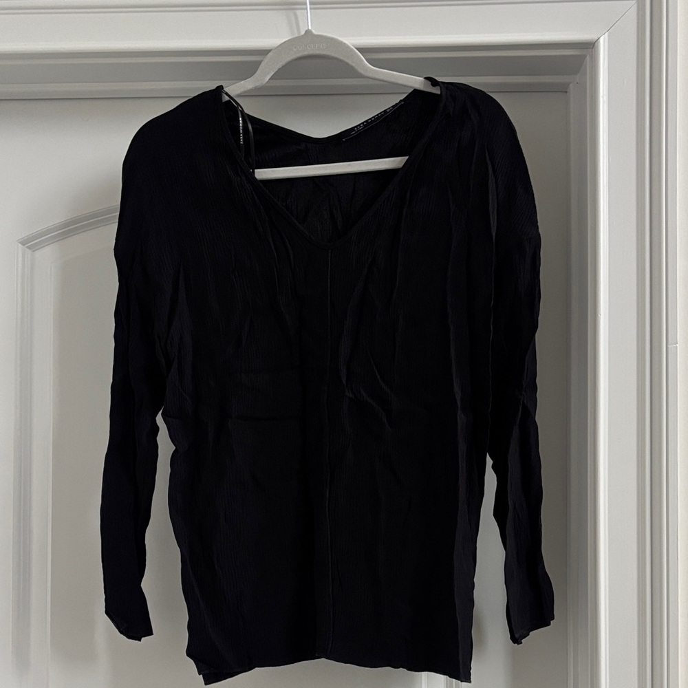 Black V-Neck Long Sleeve Women’s Top NWT